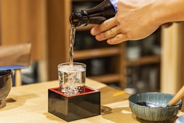 注がれる日本酒